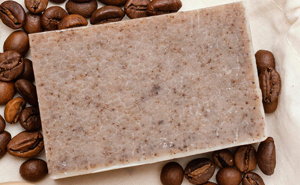 Sabão com borra de café para lavar louças
